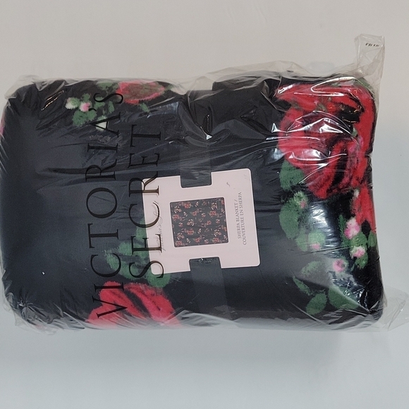 VICTORIA'S SECRET Black Floral Sherpa Fleece Flannel Blanket - Picture 2 of 9